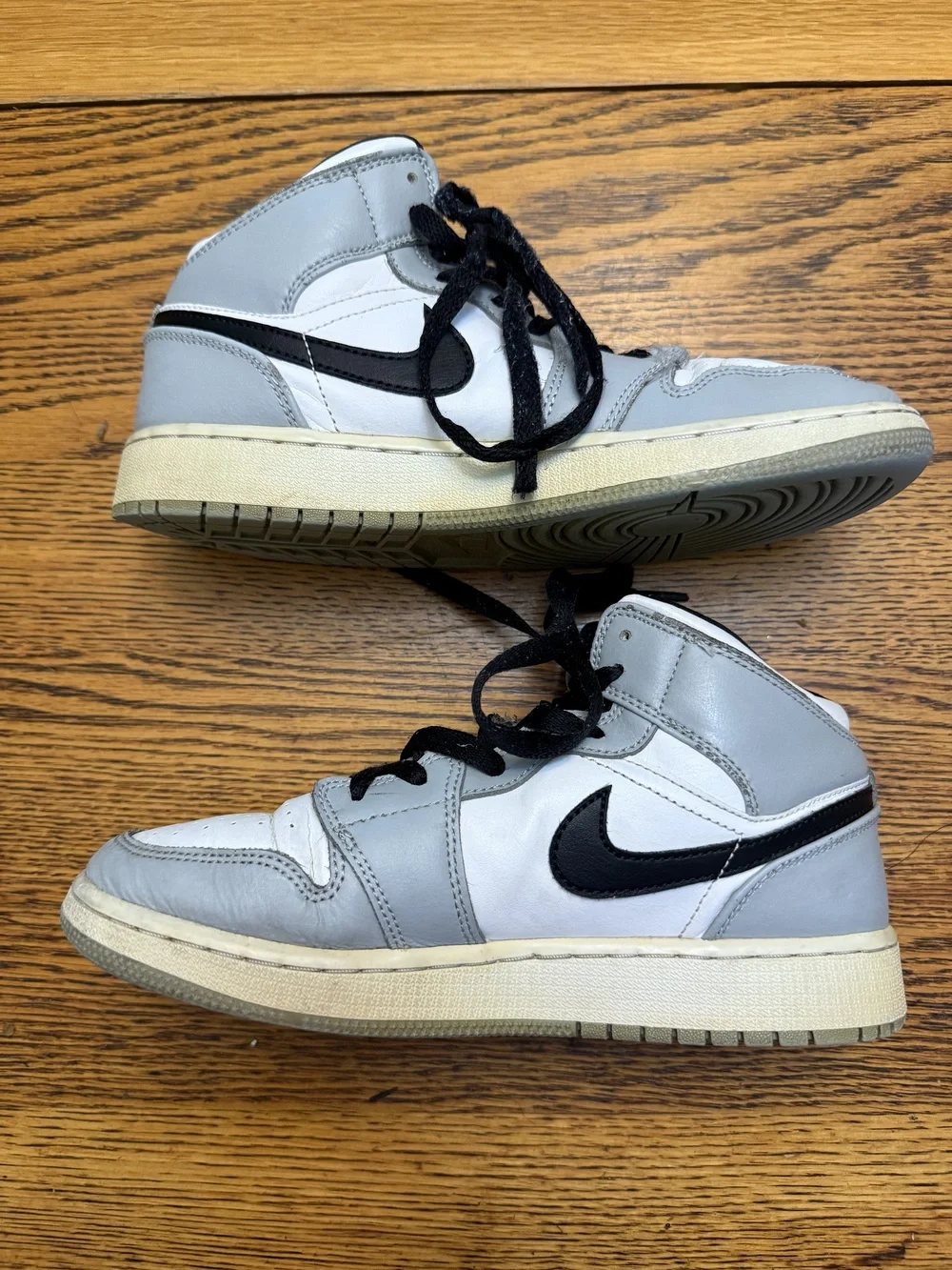 Air Jordan 1 Mid Shoes Youth Size 5Y Retro Basketball 554725-092